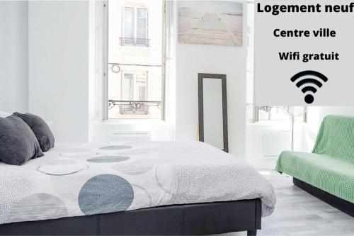 een slaapkamer met een bed en een groene stoel bij LD - location Montluçon in Montluçon