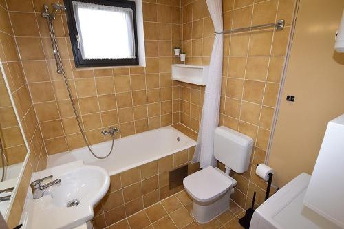 W łazience znajduje się umywalka, toaleta i wanna. w obiekcie Sole Pula Apartman-near beach w Puli