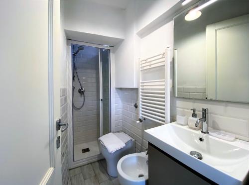 een badkamer met een wastafel, een toilet en een douche bij CASA ARIANNA in Siena