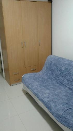 1 dormitorio con 1 cama y armarios de madera en Namesten apartman na dan, en Voždivac