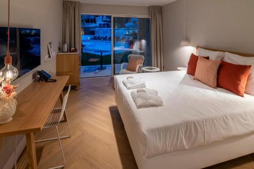 Кровать или кровати в номере Van der Valk Hotel Bloom Saint Aygulf