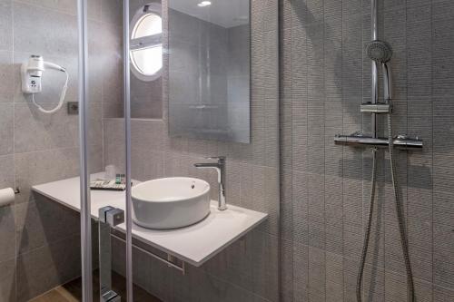 a bathroom with a sink, toilet and shower stall at 4R Casablanca Playa in Salou