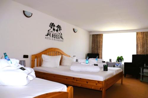 Кровать или кровати в номере Schwarzes Ross Hotel & Restaurant Oberwiesenthal