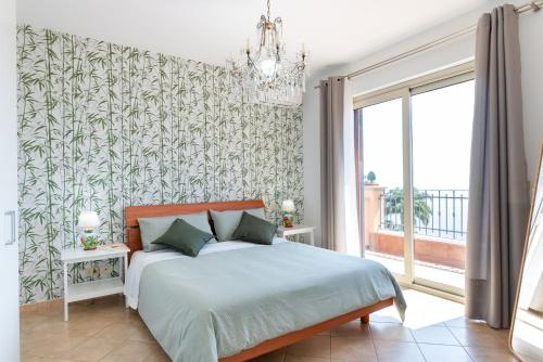 Postel nebo postele na pokoji v ubytování Taormina Panoramic Apartment with Parking