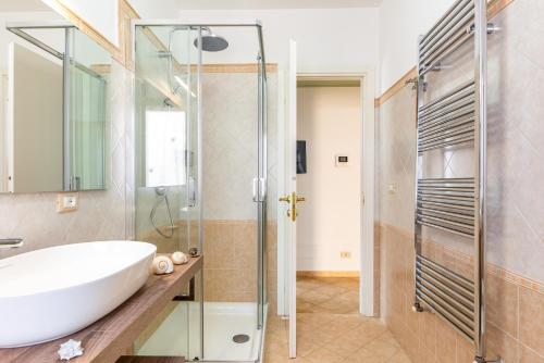 Koupelna v ubytování Taormina Panoramic Apartment with Parking