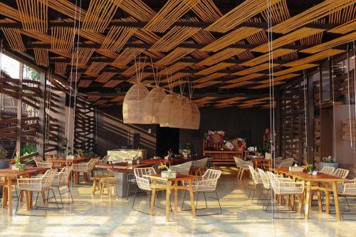ein Restaurant mit Holzdecken und Tischen und Stühlen in der Unterkunft The Mak Trat in Ko Mak