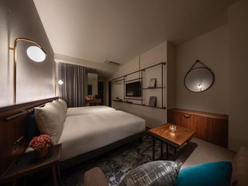 una habitación de hotel con una cama grande y una mesa en THE LIVELY HONMACHI OSAKA / Vacation STAY 78284 en Osaka
