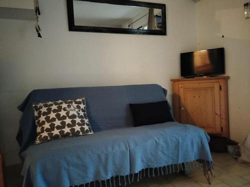 Posteľ alebo postele v izbe v ubytovaní Studio cabine climatisé rez de jardin plage 150m Boucanet