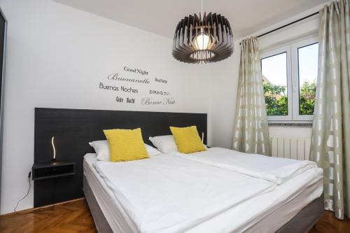 Ein Bett oder Betten in einem Zimmer der Unterkunft Apartments Silvano