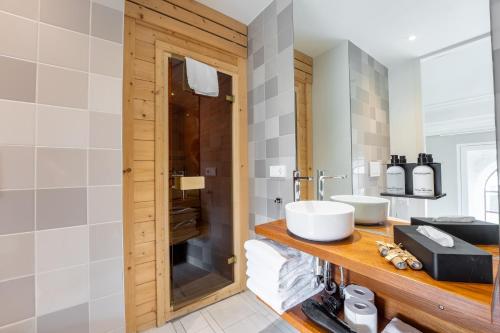 - une salle de bains avec deux lavabos sur un comptoir en bois dans l'établissement Nobel - Suites, à Ballum