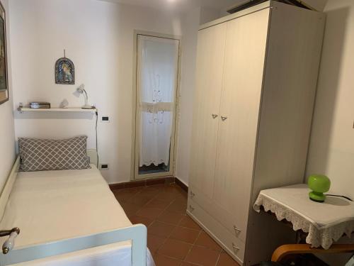 Cette petite chambre comprend un lit et un placard. dans l'établissement Villa Petronilla, à Villagrazia