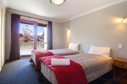 ナショナル・パークにあるParkview Apartmentsのベッド2台と窓が備わるホテルルームです。