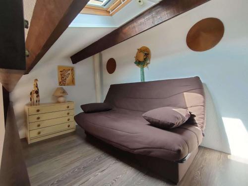 - un canapé brun dans le salon avec une commode dans l'établissement Maison de vacances 5 couchages avec cour privative et parking, proche mer, animaux acceptés - FR-1-225-104, à Argelès-sur-Mer