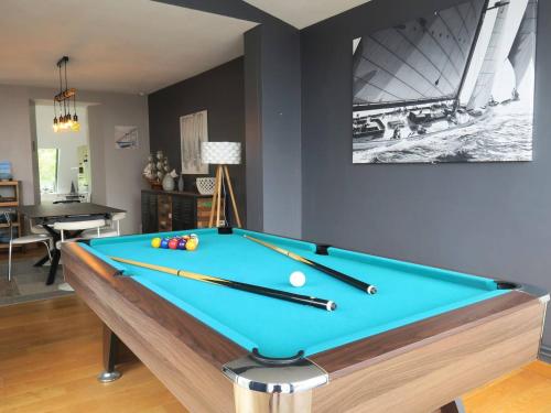 Photo de la galerie de l'établissement Maison pour 6 pers. à Trégastel avec jardin clos, proche plage et commerces, WiFi et billard - FR-1-368-159, à Trégastel