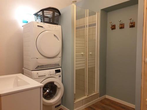 Photo de la galerie de l'établissement Maison pour 6 pers. à Trégastel avec jardin clos, proche plage et commerces, WiFi et billard - FR-1-368-159, à Trégastel