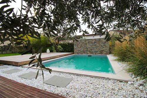 une piscine au milieu d'une cour dans l'établissement La Villa des Temps Modernes, à Albi