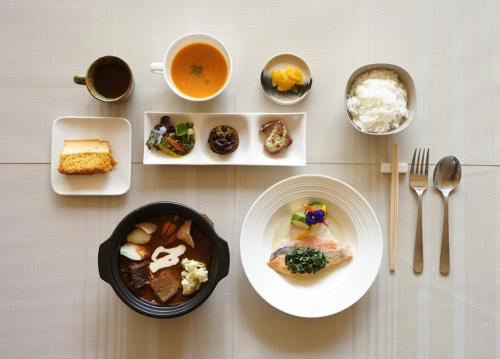 uma mesa com pratos de comida e uma chávena de chá em VOYAN Resort Fujiyamanakako Gekkoso em Yamanakako