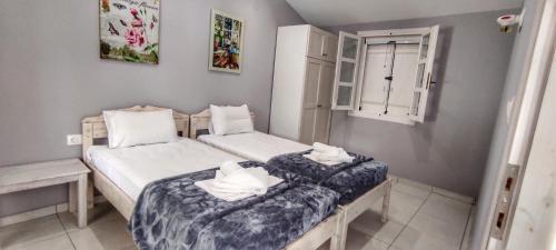 Een bed of bedden in een kamer bij Pefkari Bay Villas