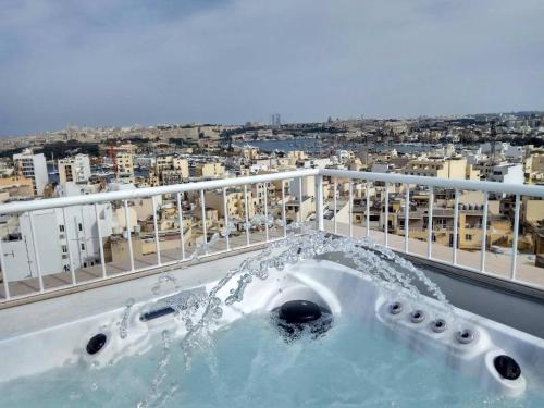 Πισίνα στο ή κοντά στο Wonderful apartments with shared jacuzzi and panorama rooftop