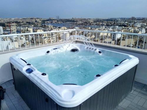 Φωτογραφία από το άλμπουμ του Wonderful apartments with shared jacuzzi and panorama rooftop σε Il-Gżira