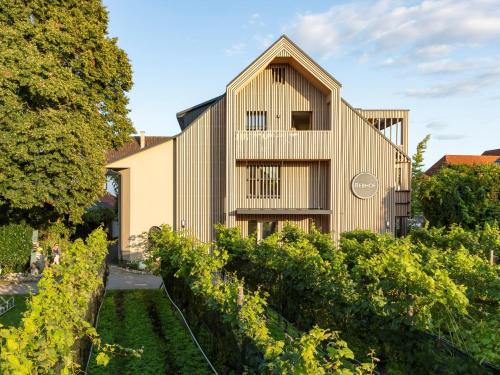 una vista exterior de la casa desde el jardín en Ferienhaus Rebhof, en Nonnenhorn