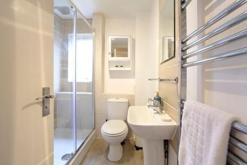 Баня в Pass the Keys 1BR Modern Beautiful House Pass the Keys