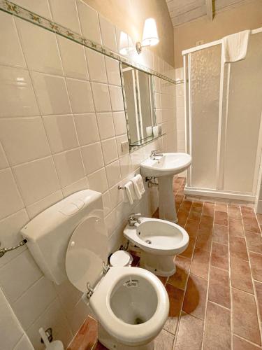a bathroom with a toilet and a sink at Eremo Montemezzano in Pratovecchio