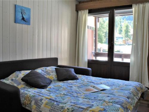 - une chambre avec un lit avec deux oreillers et une fenêtre dans l'établissement Studio 4 couchages au pied des pistes avec casier à ski, Risoul 1850 - FR-1-330-156, à Risoul