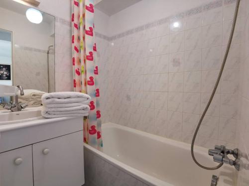 une salle de bain avec une baignoire, un lavabo et une douche dans l'établissement Carnac - Appartement 2 pièces avec terrasse, piscine et parking privé, à 400m de la plage. - FR-1-477-123, à Carnac