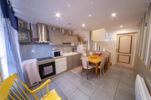 a kitchen with a table and a dining room at Venez Rêver Béziers CENTRE et GARE il y a plus cher mais c est moins bien in Béziers
