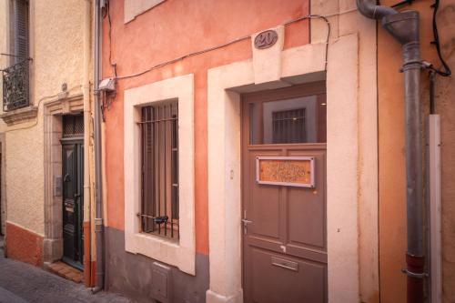 a building with a brown door and a window at Venez Rêver Béziers CENTRE et GARE il y a plus cher mais c est moins bien in Béziers