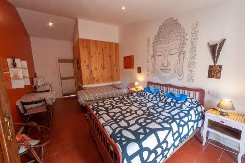 a bedroom with a large bed in a room at Venez Rêver Béziers CENTRE et GARE il y a plus cher mais c est moins bien in Béziers