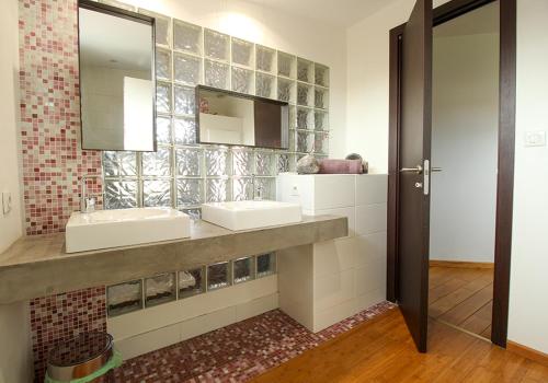 une salle de bain avec deux lavabos et un miroir dans l'établissement La Villa des Temps Modernes, à Albi