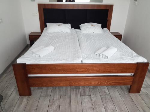 Una cama o camas en una habitación de Hotel Miłosz Restauracja, Basen dla dzieci, Sala Zabaw, Siłownia