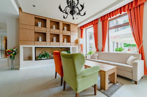 a living room with a couch and a table at Radsor Hotel in Râşnov
