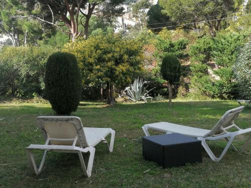 Vonkajšia záhrada v ubytovaní Canyelles Apartament