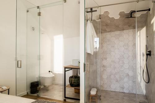 La salle de bains est pourvue d'une douche avec une porte en verre. dans l'établissement Casa Nova, à Silves