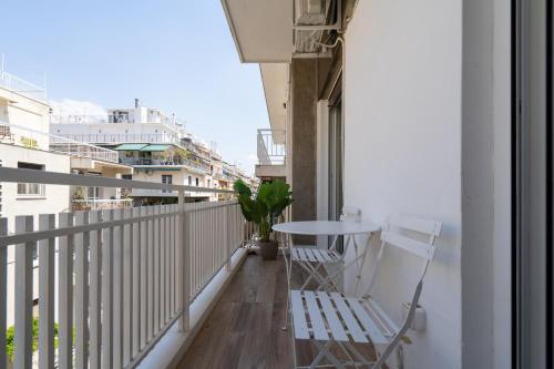 ☆Kalimarmaro 3BD Apt For Max Fun & Comfortability☆にあるバルコニーまたはテラス