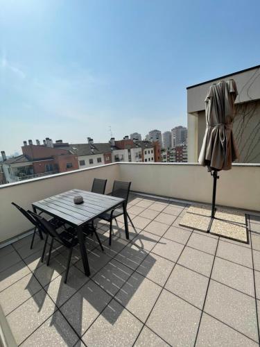 Rõdu või terrass majutusasutuses Elegant Apartment in Milan with Panoramic Terrace