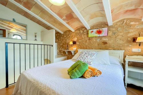 ファラニチュにあるVilla Can Xesquetのベッドルーム(白いベッド、枕付)