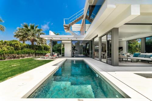 - une vue extérieure sur une maison avec une piscine dans l'établissement All About Villa Gladiolo, à Marbella