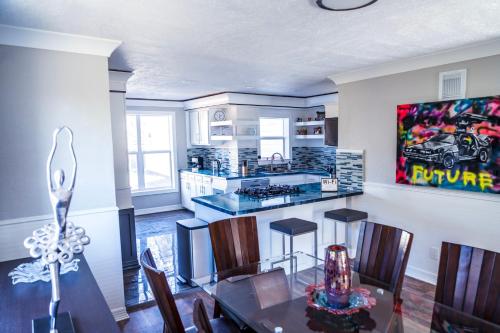 eine Küche und ein Esszimmer mit Tisch und Stühlen in der Unterkunft Big Home/Pet/Free Parking/EV/6 Br Sleeps 25/dwntwn in Houston