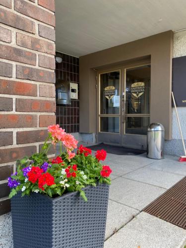 a planter of flowers in front of a building at Gasthaus Patruuna in Joutseno