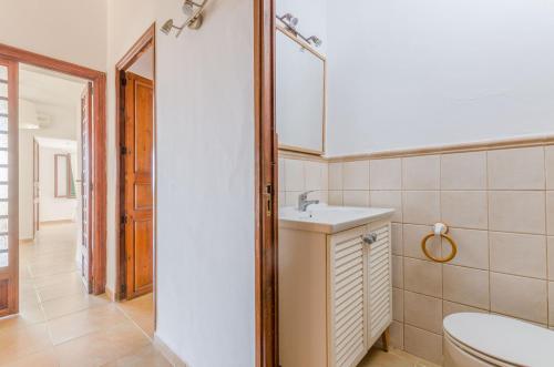 Vonios kambarys apgyvendinimo įstaigoje YourHouse Ca Na Salera, villa near Palma with private pool in a quiet neighbourhood