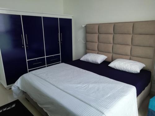 Un pat sau paturi într-o cameră la Apartment Universal