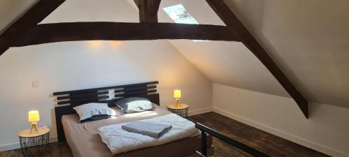 - une chambre avec un lit et deux lampes sur les tables dans l'établissement La maison de Lily au cœur de la cité Médiévale, à Sarlat-la-Canéda