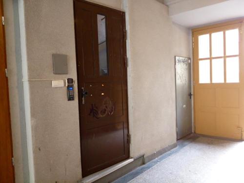 porta marrone in una stanza con finestra di Tulip Jagiellonska - poddasze bez windy a Stettino