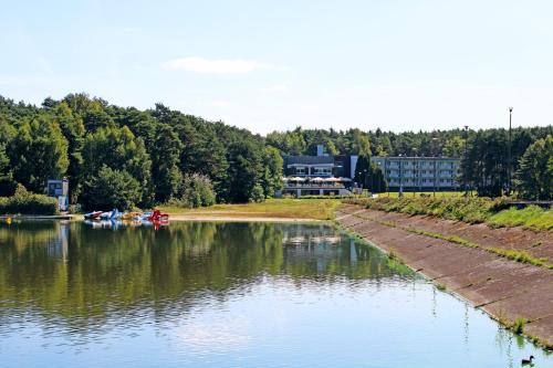 a river with a group of boats in the water at Centrum Konferencyjno Rekreacyjne Molo in Smardzewice