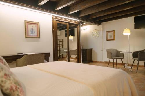 a bedroom with a bed and a table and chairs at Hotel & Spa María Manuela in Onís