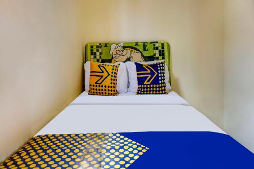 Llit o llits en una habitació de OYO Homes 91132 Desa Wisata Kalipucang